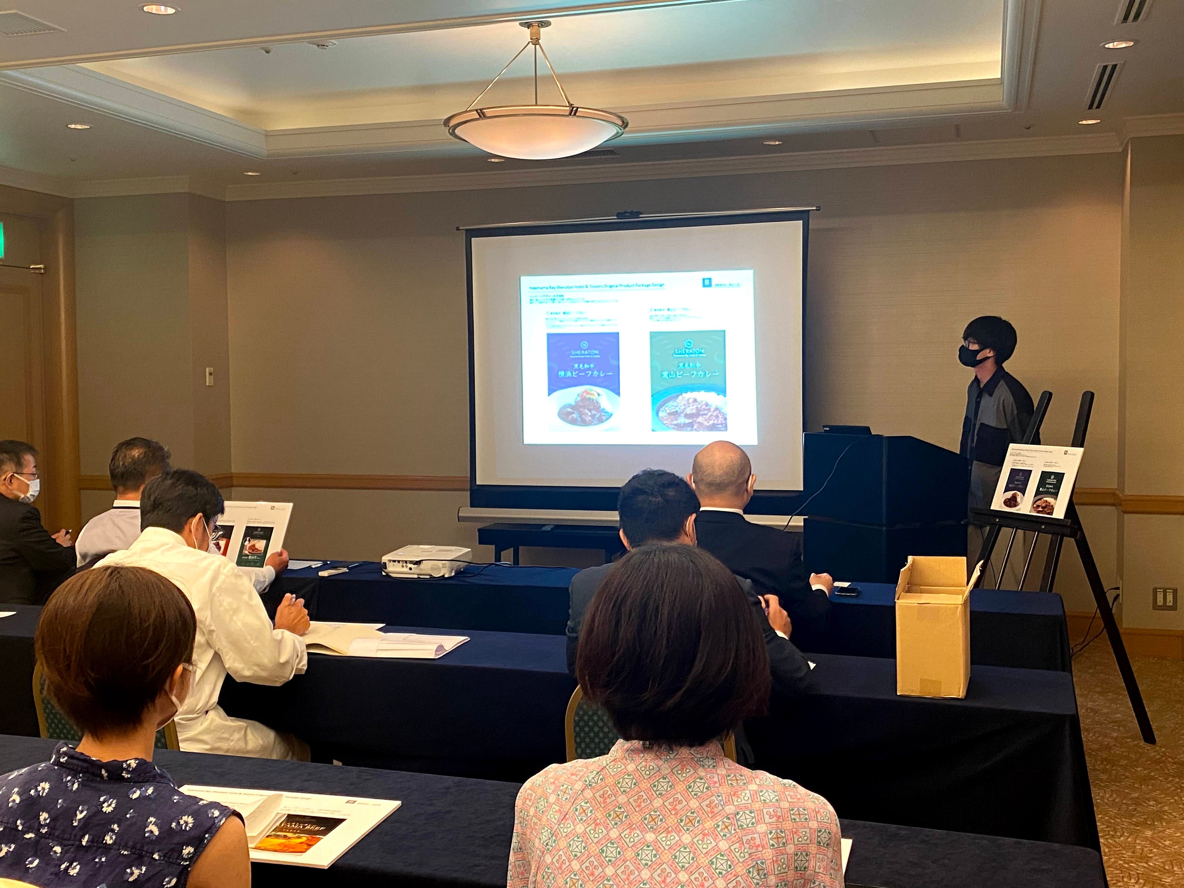 ホテル役員たちが審査員を務める中、学生によるプレゼン実施 