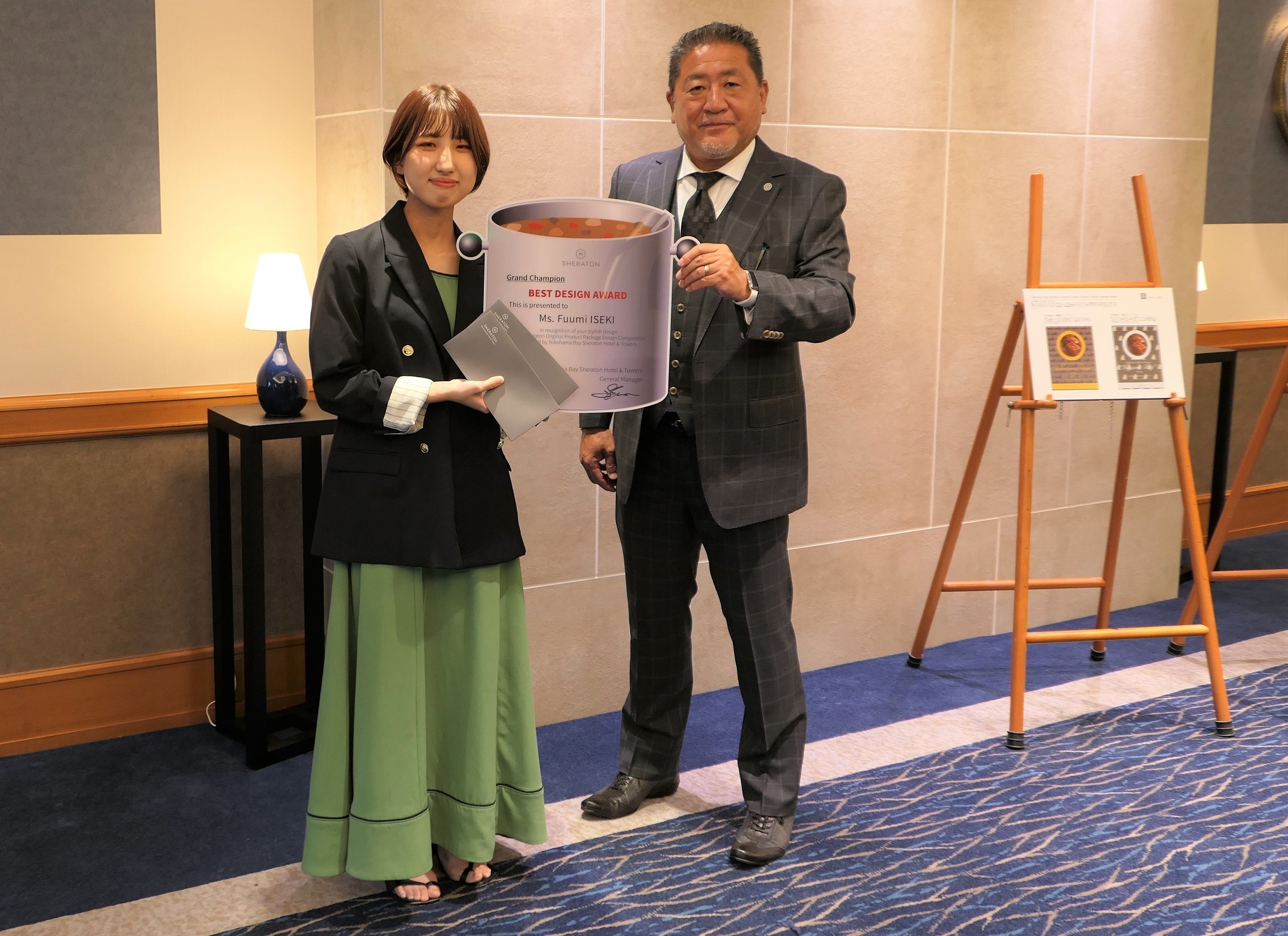 見事優勝し、デザインが採用された 井関 楓珠さんと石原総支配人