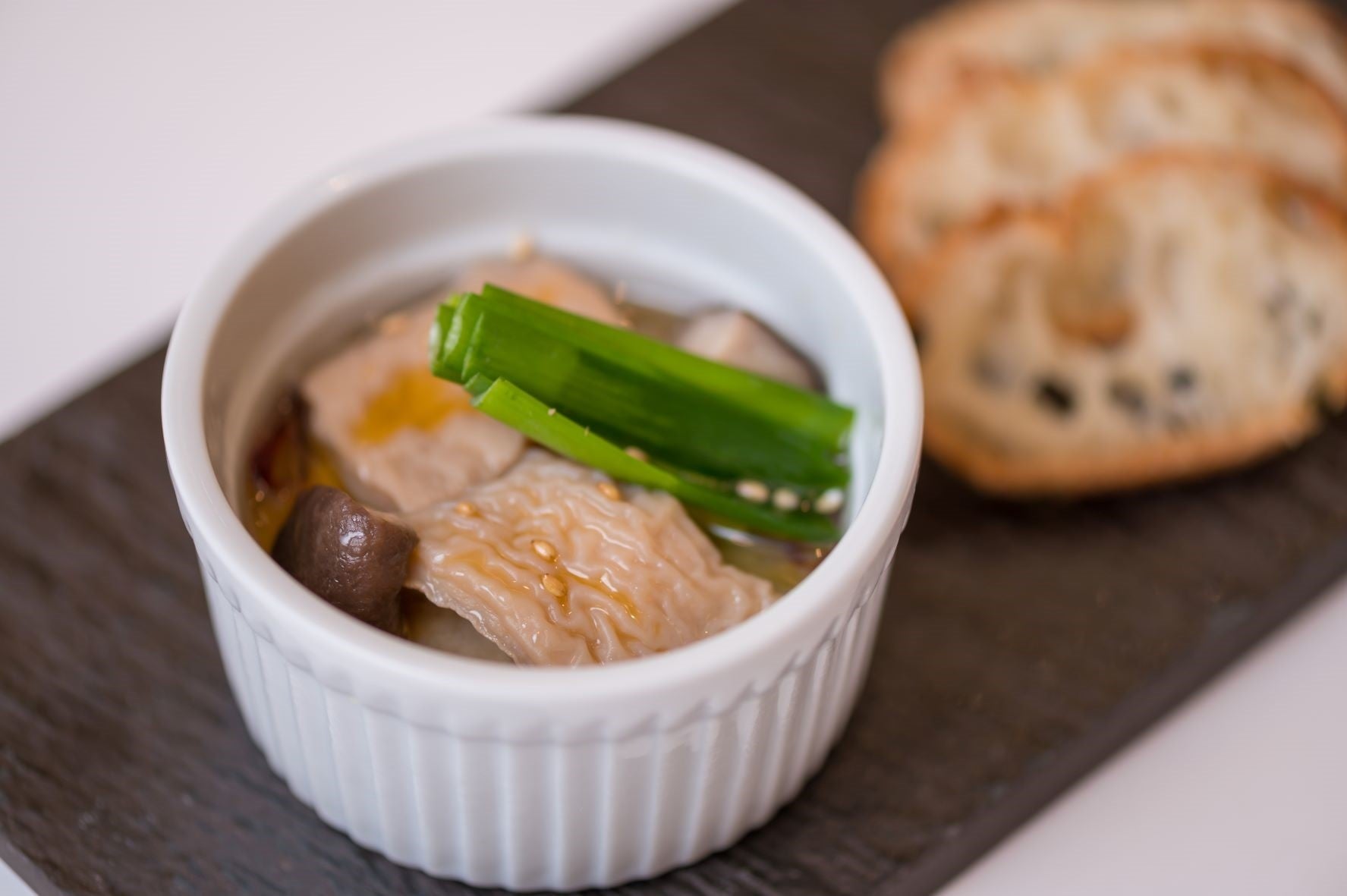 ★国産牛もつのアヒージョ 博多もつ鍋風