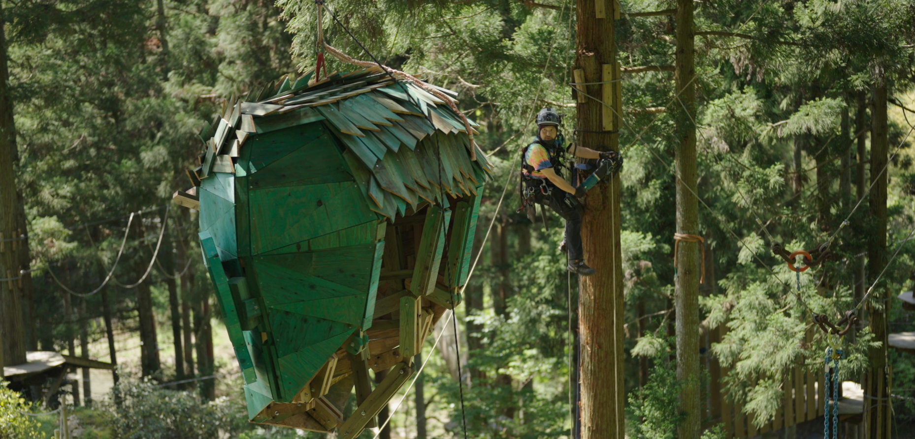 吊り上げられる巨人の頭部