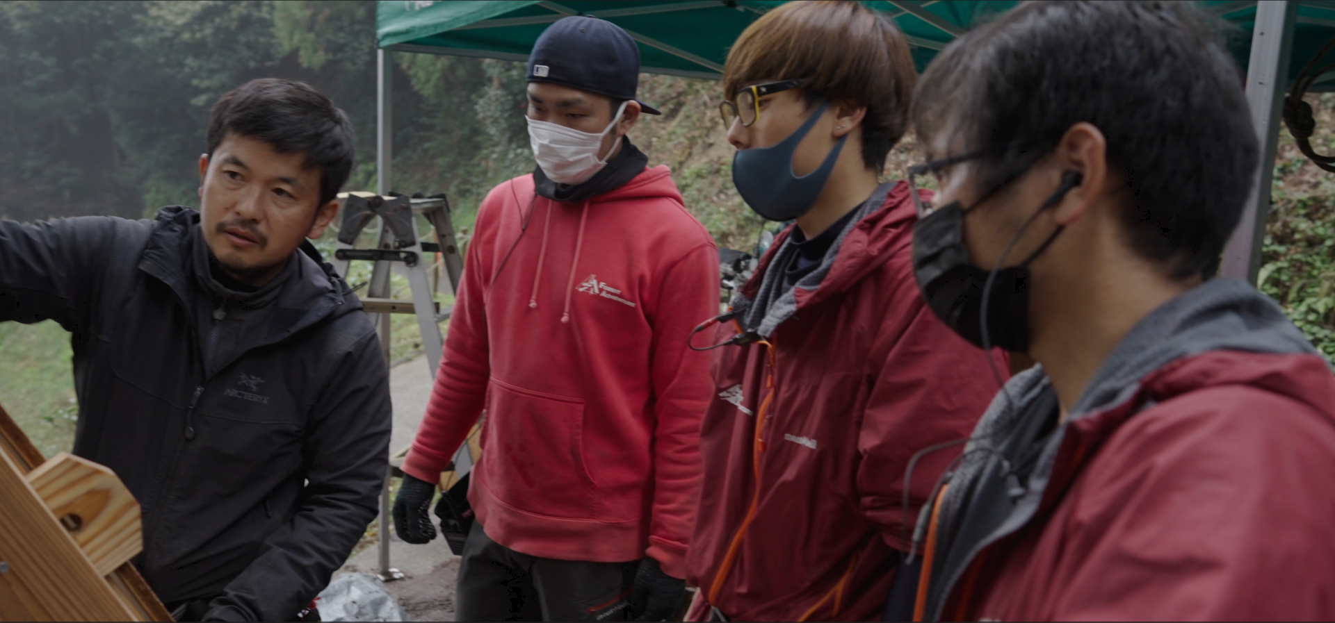 指示を受ける現場スタッフたち