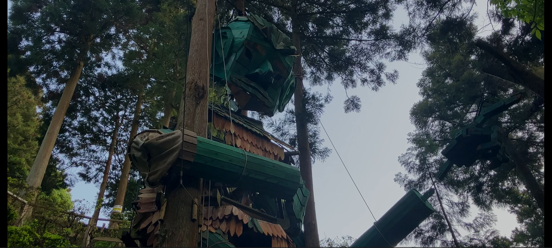 木を抱える巨人