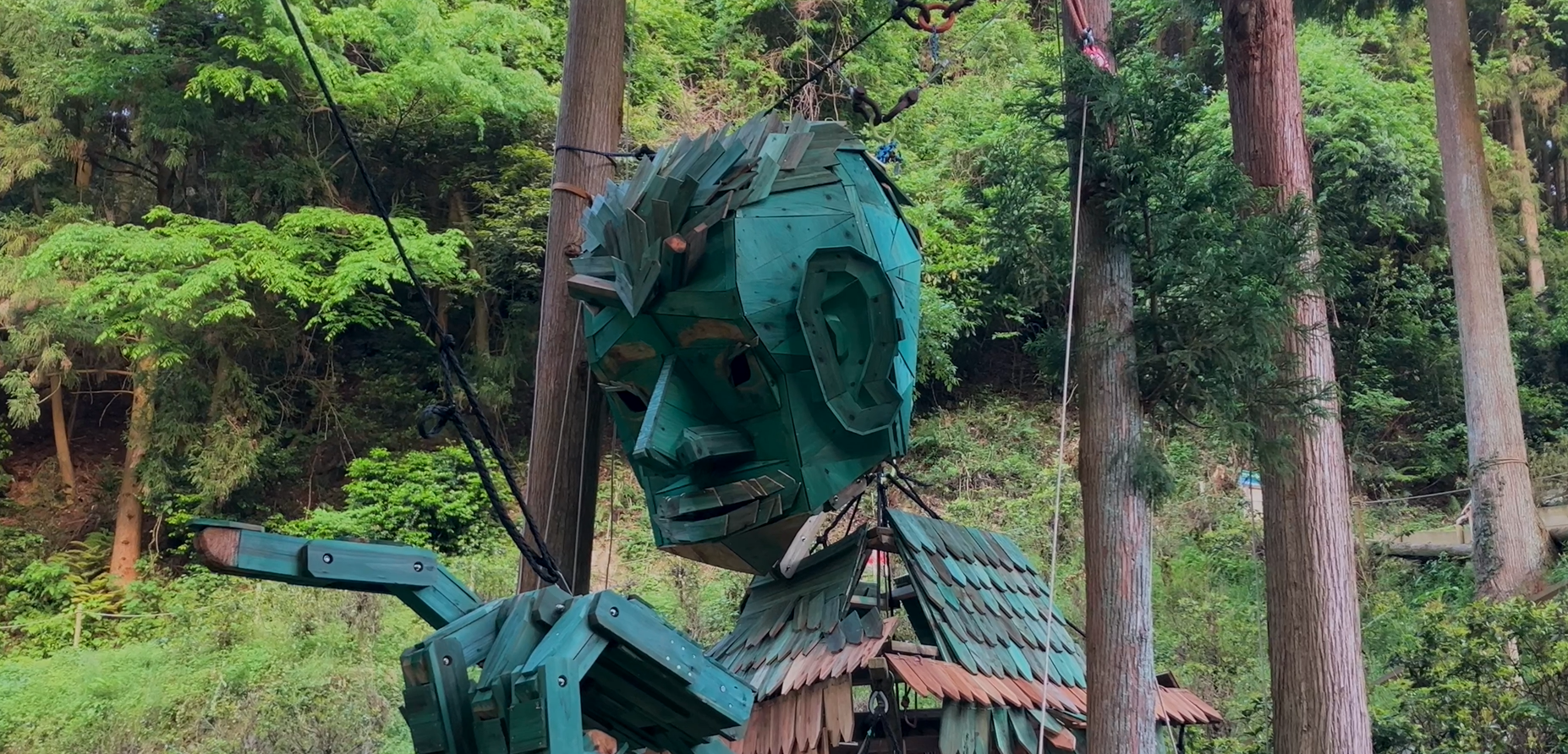 指をさすポーズをする巨人