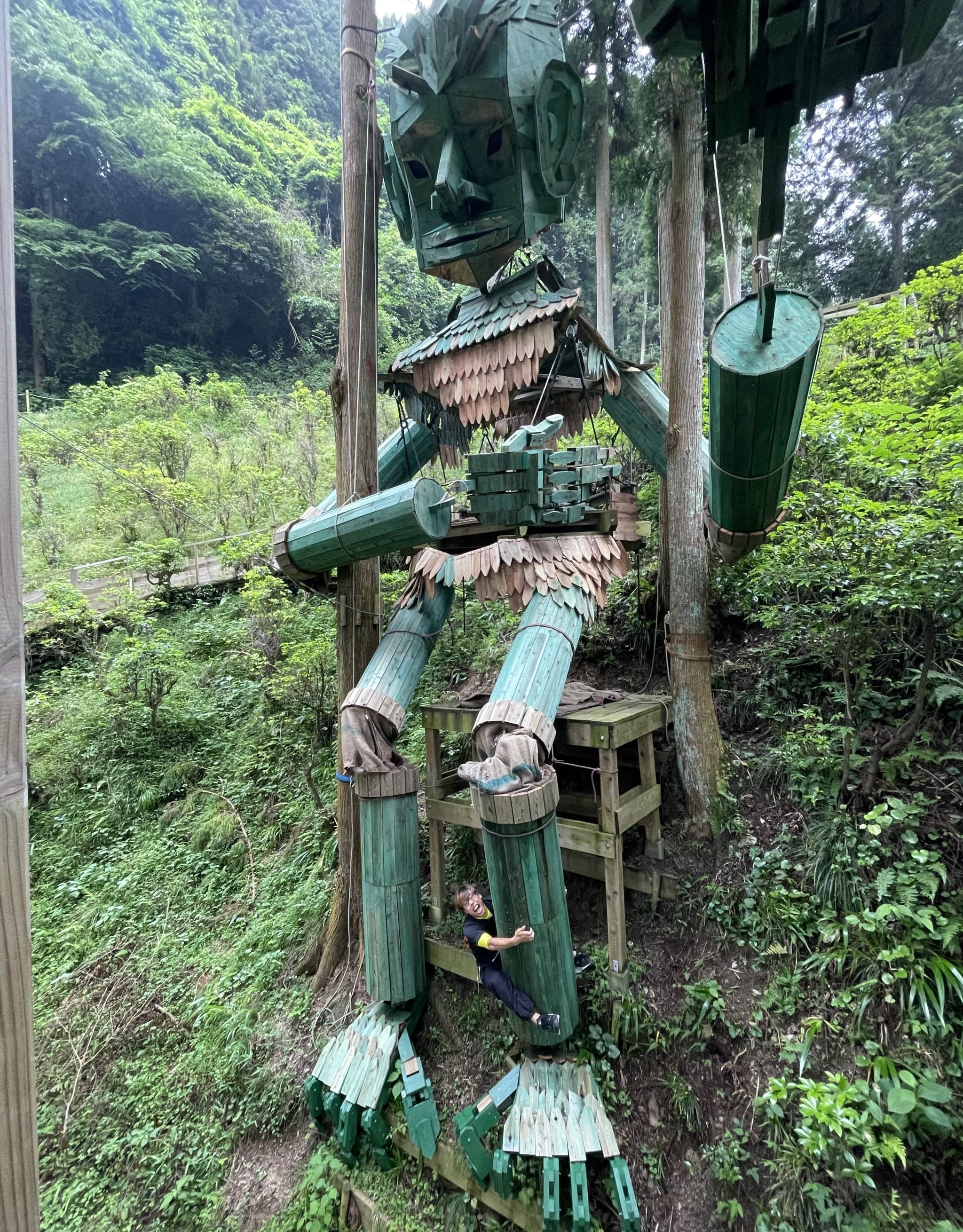 足元の人と巨人