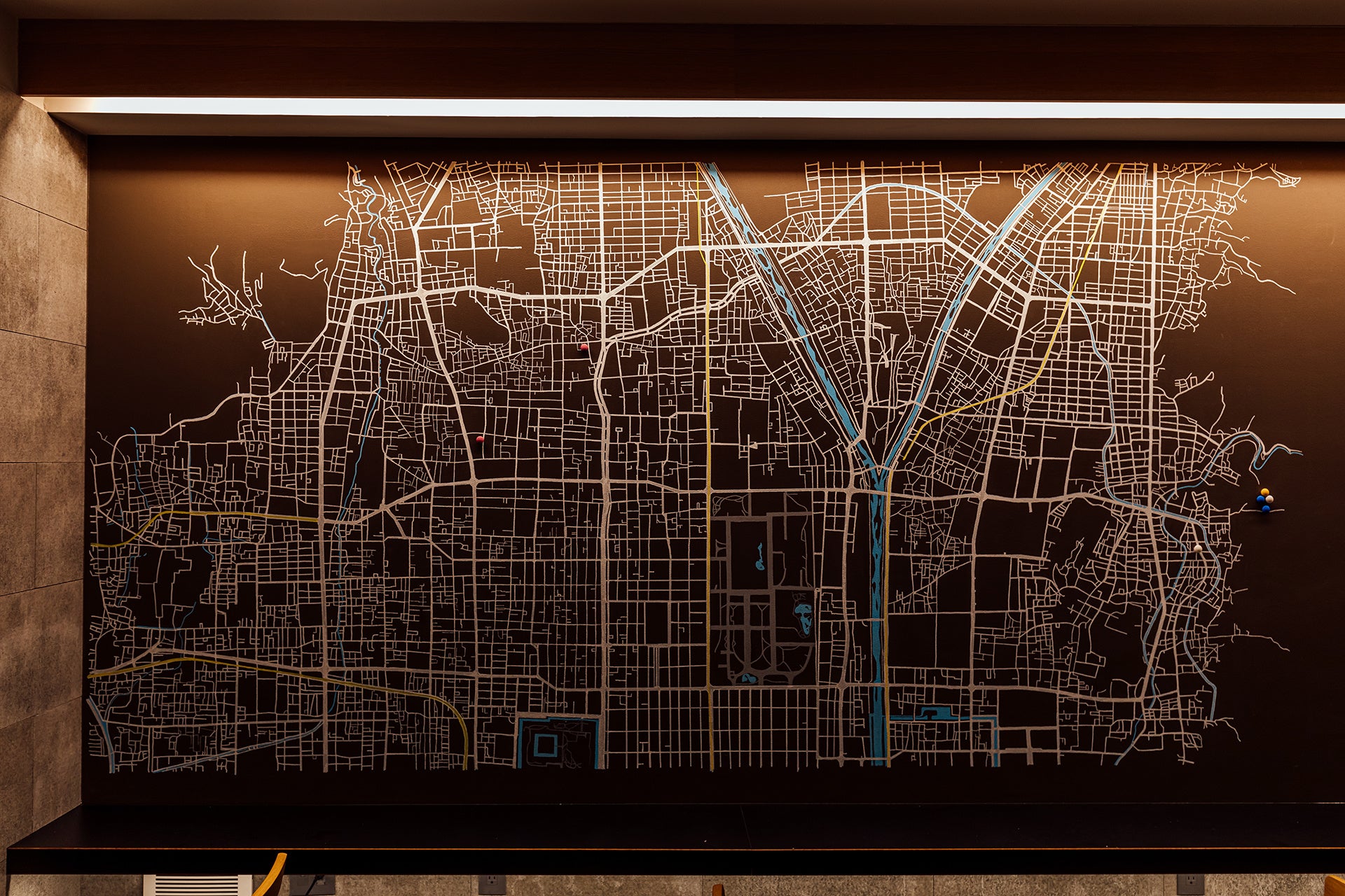1階ラウンジに描かれた西陣を中心とした壁面地図