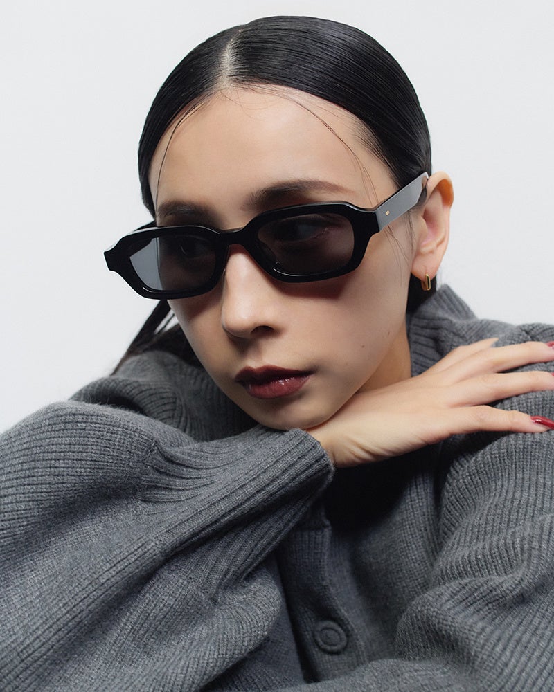 黒い瞳 メガネブランド「Zoff」とレディースブランド「Ameri