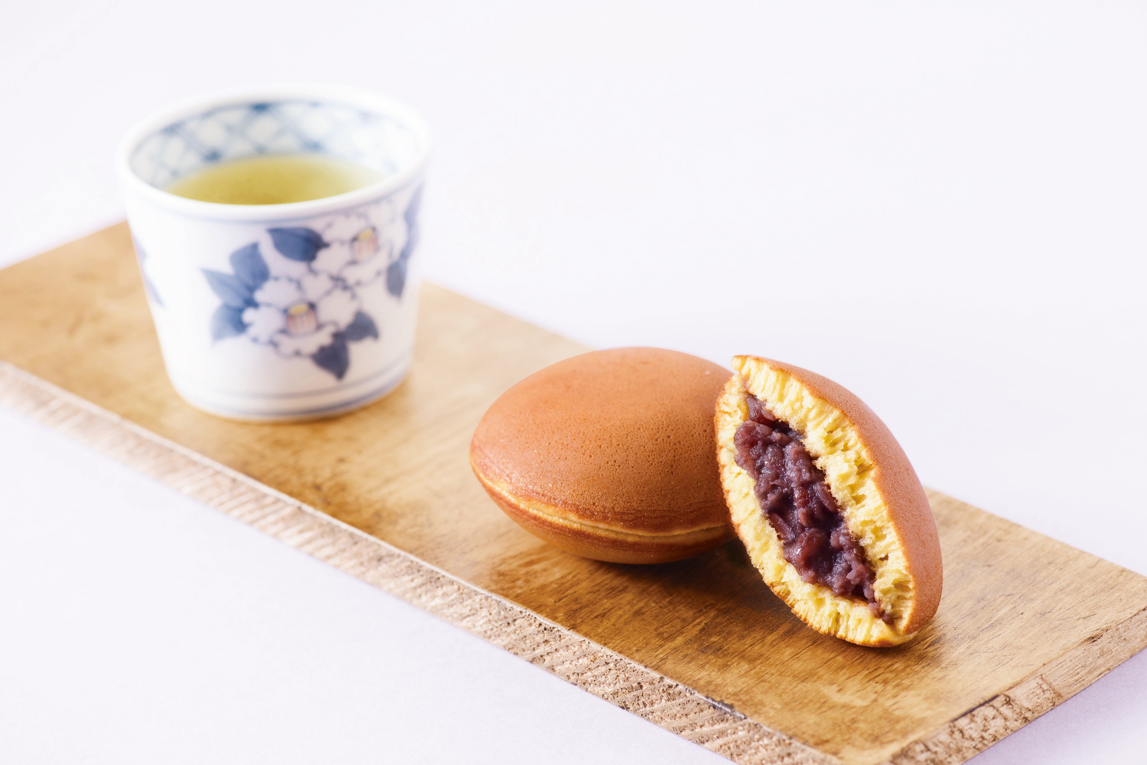 甘さ控えめのコロンとしたどら焼きはお茶のお供にも最適