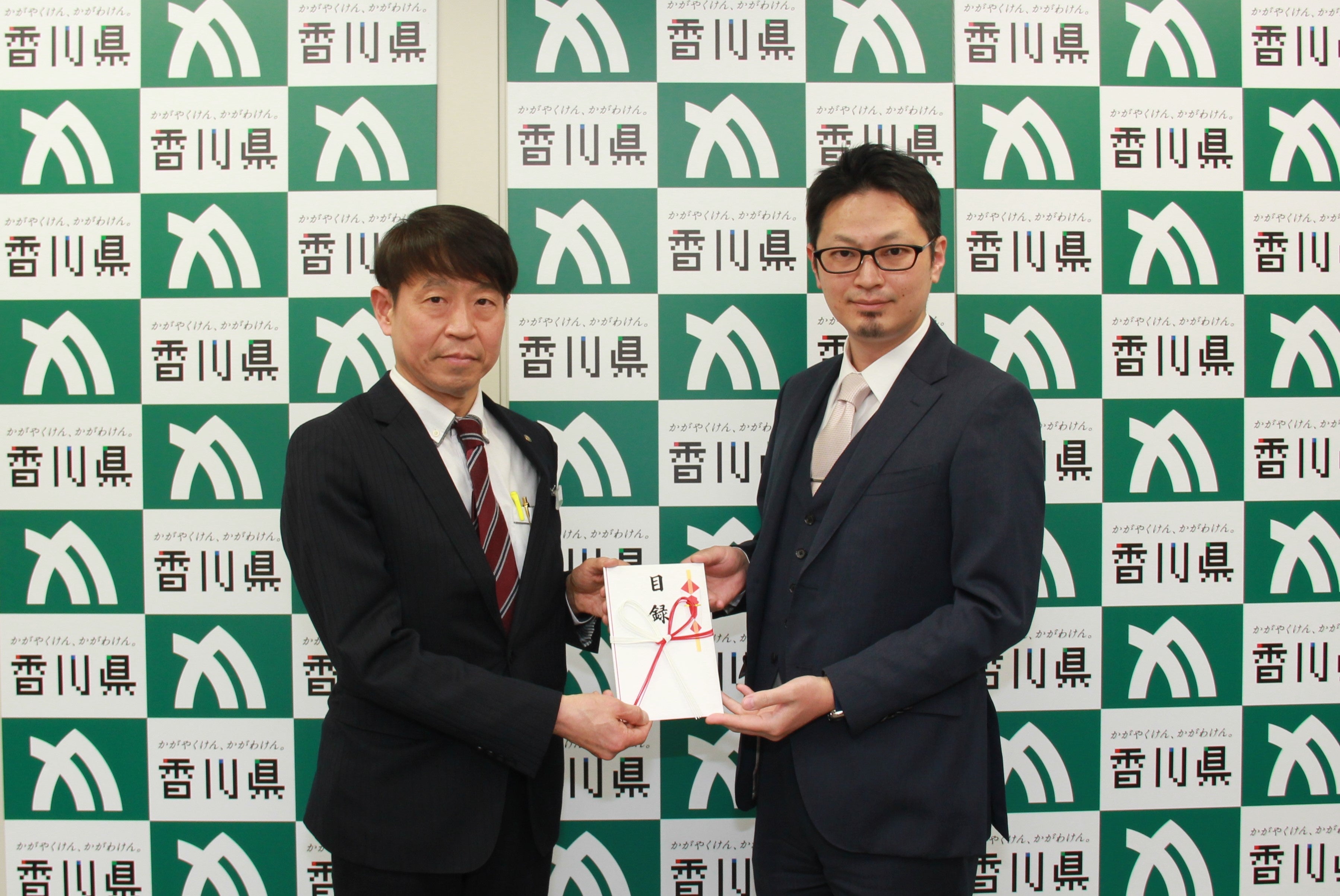 左：香川県 危機管理総局長 寺嶋 賢治氏、右：ナイル株式会社 執行役員 社長補佐 大谷 昌史 ※写真撮影の際のみ、マスクを外しています。