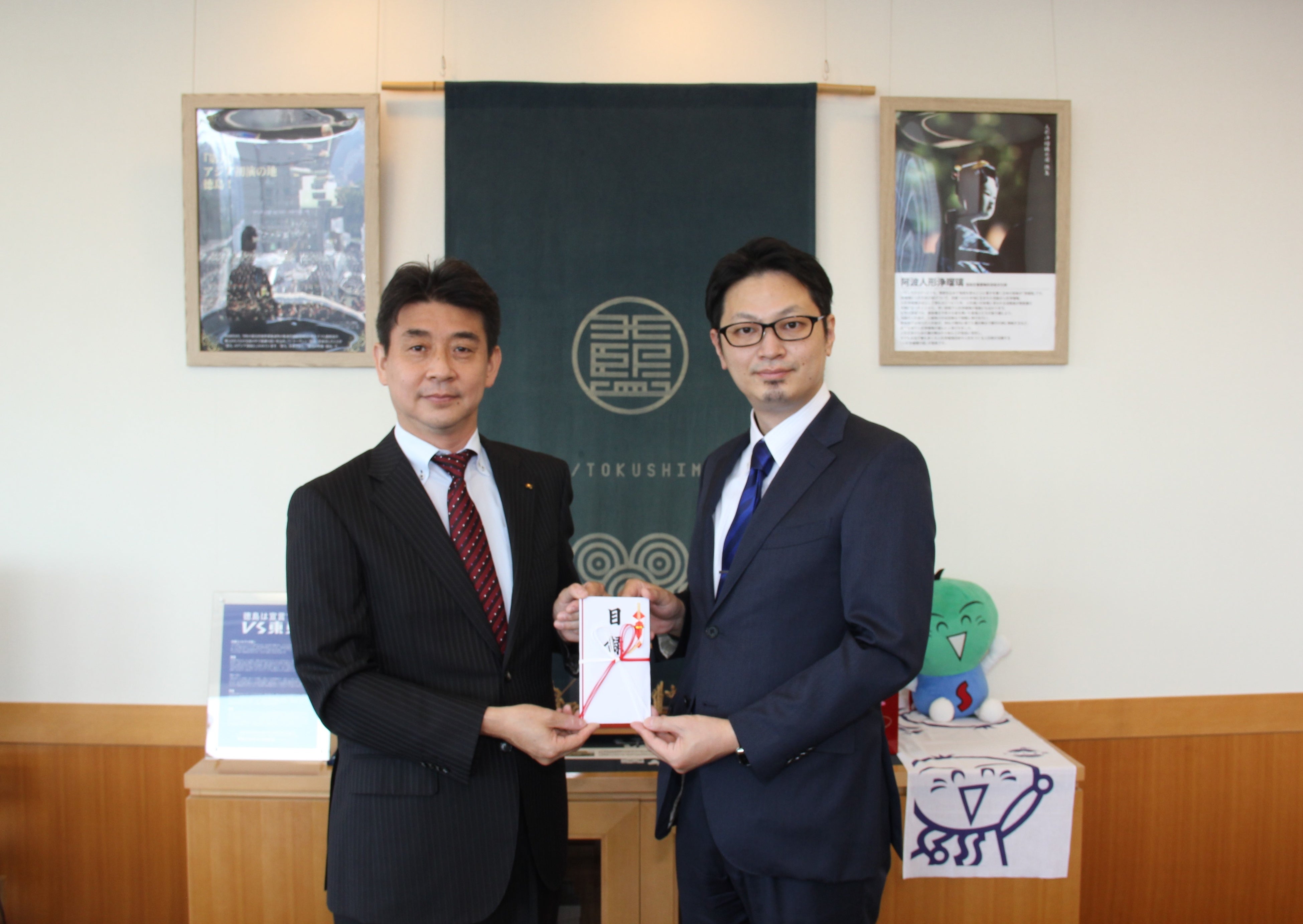 左：徳島県 政策創造部 東京本部長 勝川 雅史氏、右：ナイル株式会社 執行役員 社長補佐 大谷 昌史 （写真のタイミングのみ、会話は行わずにマスクを外しています）