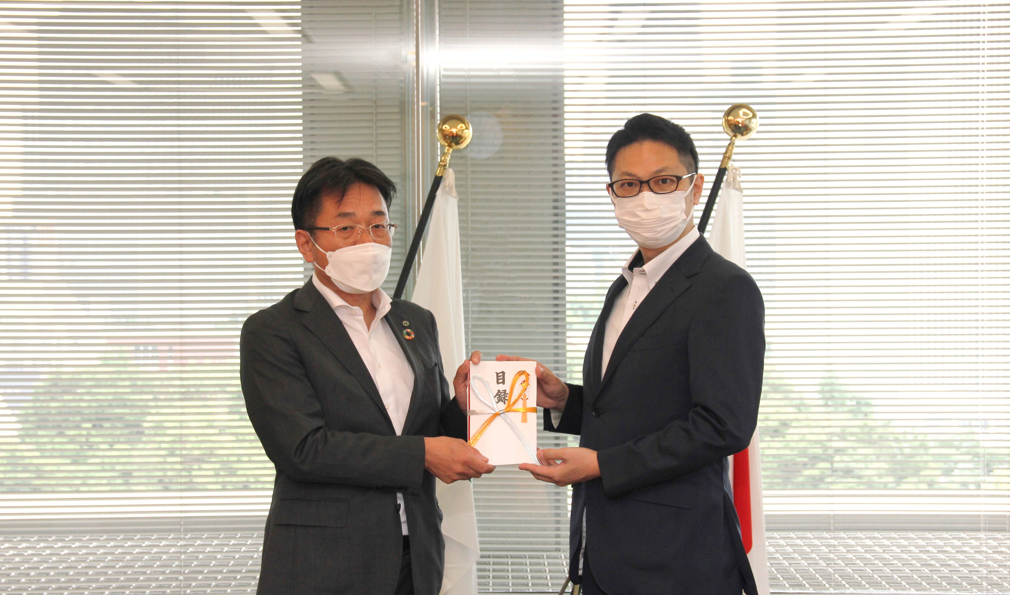 左：青森県 東京事務所 所長 荒関 浩巳氏、右：ナイル株式会社 執行役員 社長補佐 大谷 昌史 ※新型コロナウイルス感染防止のため、感染対策を行い、最少人数での出席とさせていただきました。