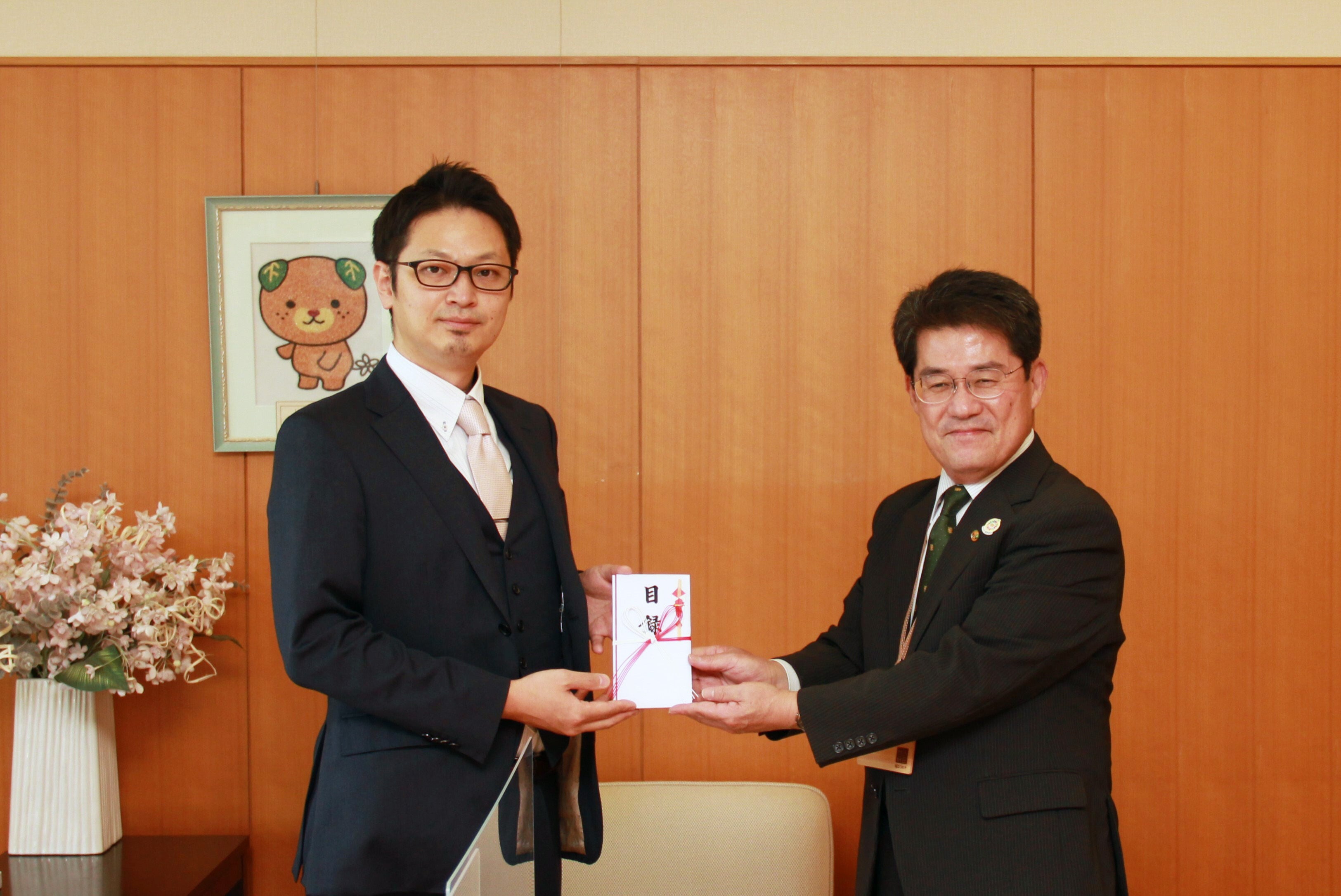 左：ナイル株式会社 執行役員 社長補佐 大谷 昌史、右：愛媛県東京事務所 所長 八木 一成氏 ※写真撮影の際のみ、マスクを外しています。