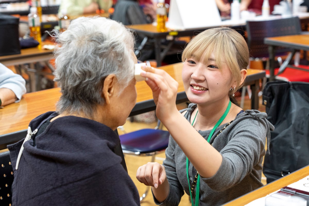 「一番若い今日の私を残そう」麻生美容専門学校の学生が地域の高齢者にヘアメイクのボランティア