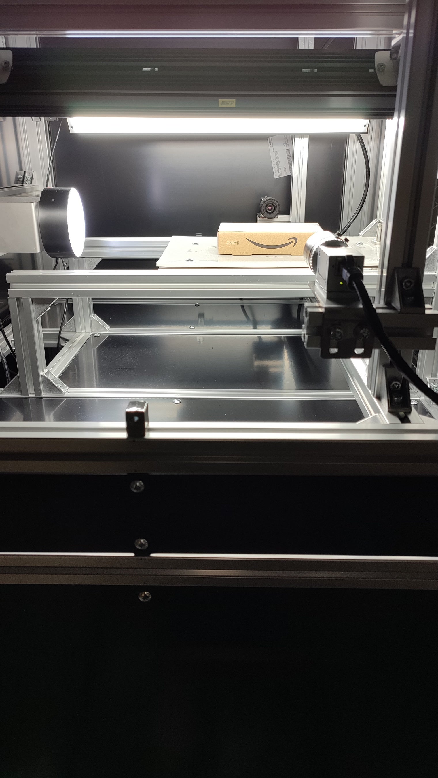 四方を囲い外乱光の影響を受けない環境で撮像をします。