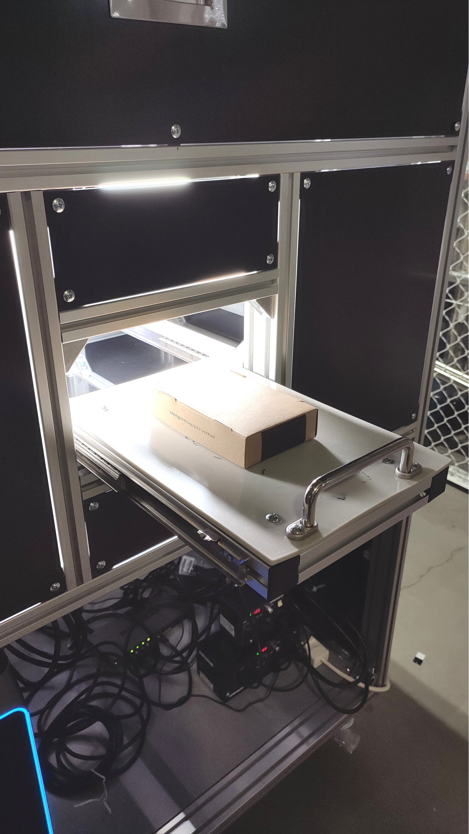 手動でワークの出し入れをします。大きさに合わせてカスタマイズ可能です。