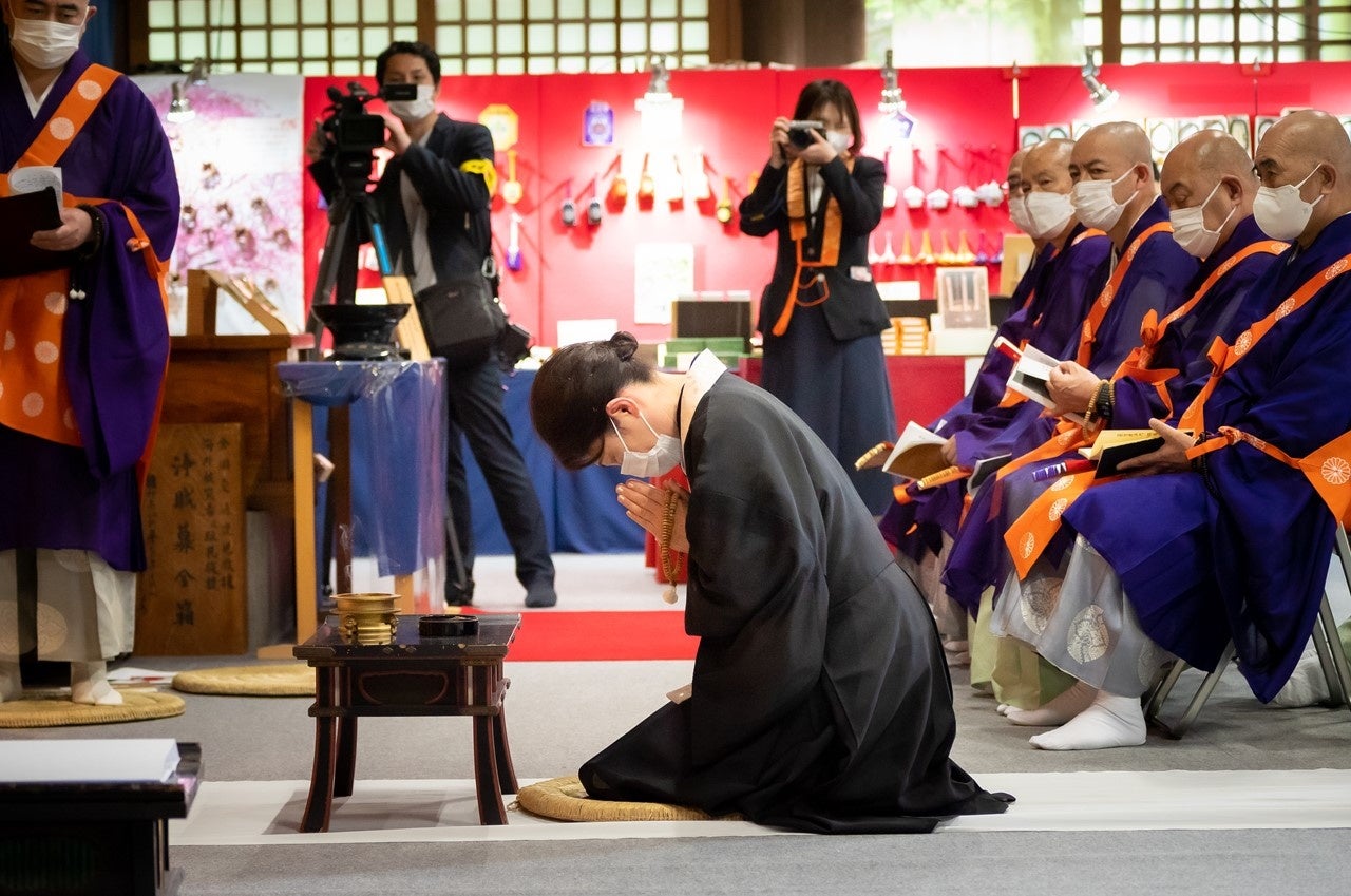 伝教大師最澄1200年魅力交流委員会によるご焼香（池坊専好委員（華道家元池坊次期家元））