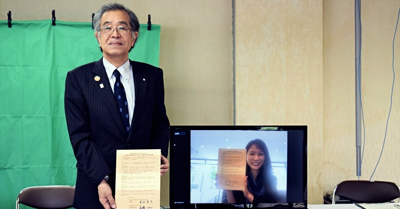 包括協定オンライン調印式の様子：智頭町 金兒 英夫町長、株式会社Spero 代表取締役　髙橋ひかり氏（テレビ画面）