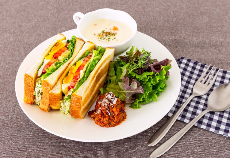 「エビとブロッコリーのタルタルサンド」