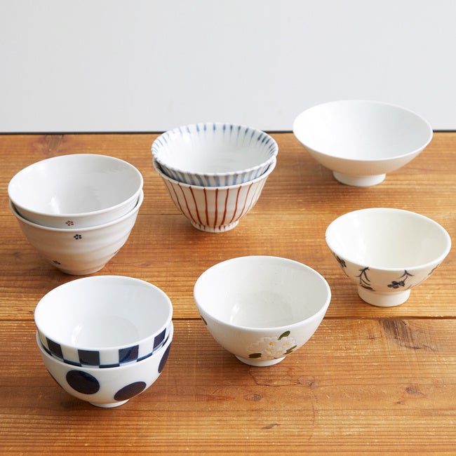 写真奥左から）小梅飯碗 呉須、小梅飯碗 赤、十草飯碗 赤、十草飯碗 青、波佐見焼 かんな平茶碗 大、写真前左から）飯碗 丸紋、飯碗 市松、波佐見焼 ピラカンサ飯碗、てのひら飯碗