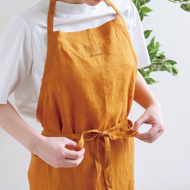リネンエプロン 塩クッキー（マスタード）8,910円（税込）