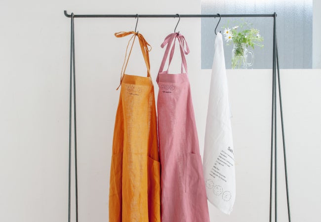 キッチンクロスとリネンエプロンの塩クッキーシリーズセット 11,660円（税込）※エプロンはマスタードまたはピンクどちらか1枚とキッチンクロスのセットとなります