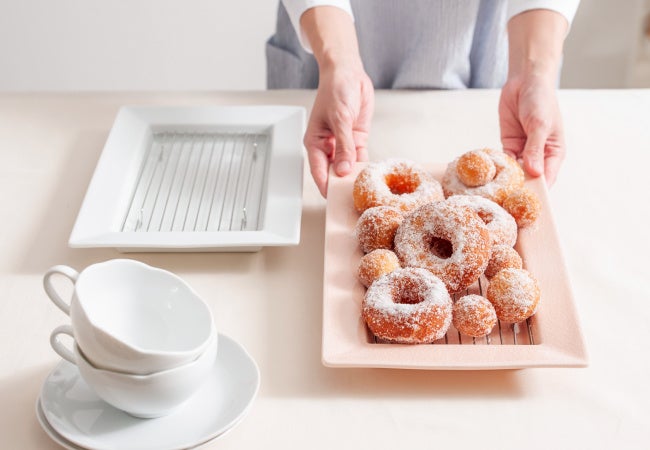 網付き リムトレー 白磁　4,620円（税込）、網付き リムトレー ピンク　6,600円（税込）