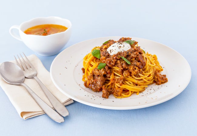 「ラグーソースパスタ バジルクリームのせ」