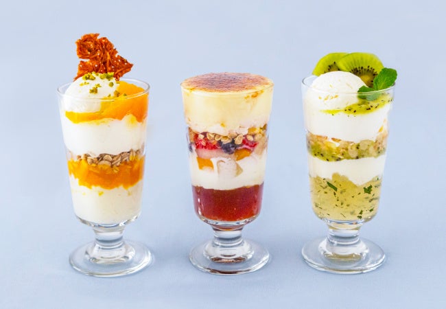 季節のパフェ3種（左から「マンゴーとココナッツのパフェ」「ももとフロマージュのブリュレパフェ」「キウイとミントジュレのパフェ」）