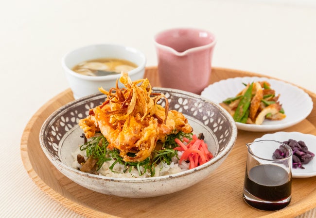 「きのこごはんとエビのかき揚げ丼」