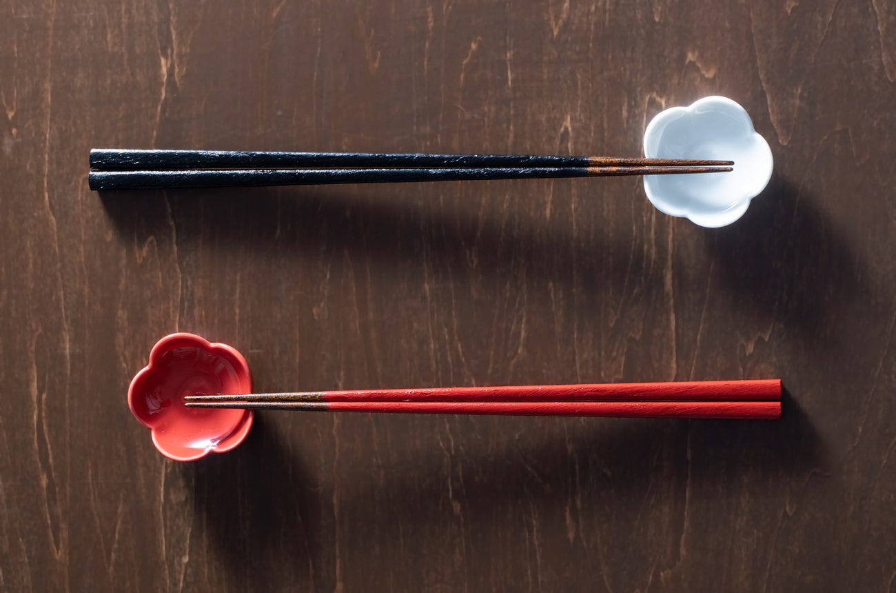 越前塗 刷毛目塗り分け箸 赤 2,860円（税込）、越前塗 刷毛目塗り分け箸 黒 2,860円（税込）