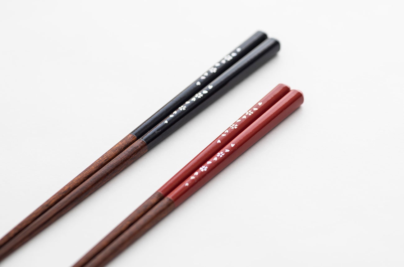 食洗機対応箸 さくら 黒 1,320円（税込）、食洗機対応箸 さくら 赤 1,320円（税込）