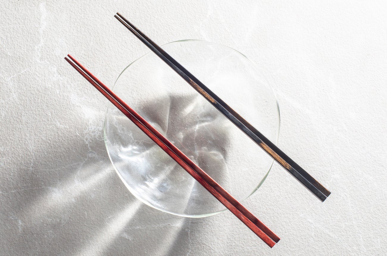 食洗機対応箸 細角 赤 1,430円（税込）、食洗機対応箸 細角 黒 1,430円（税込）