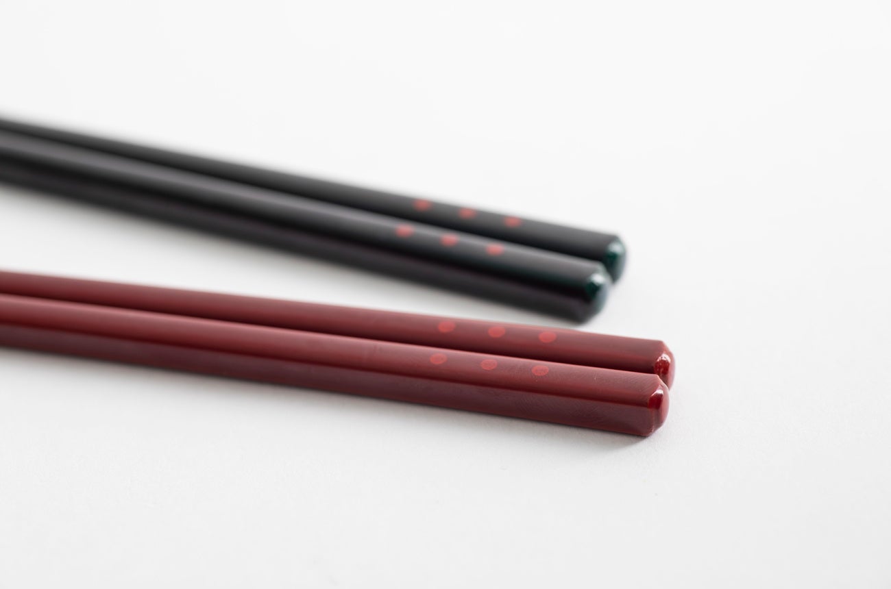 食洗機対応箸 竹ドット 赤 1,760円（税込）、食洗機対応箸 竹ドット 黒 1,760円（税込）
