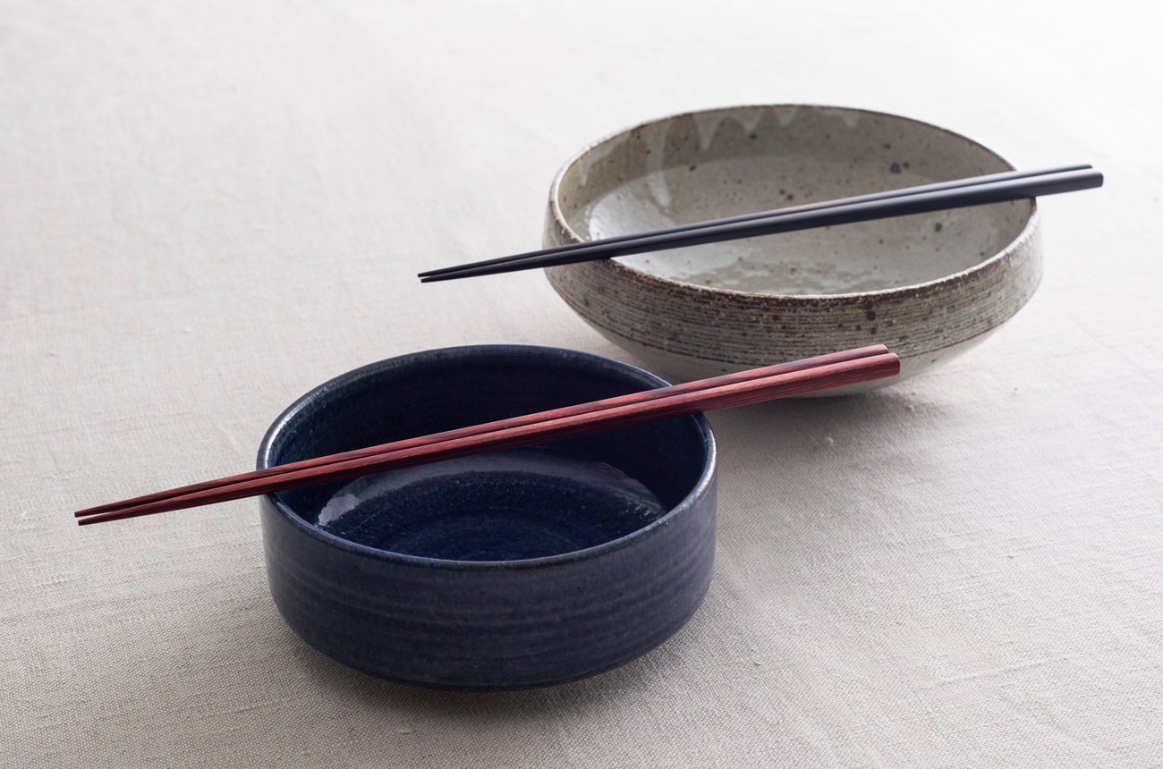 食洗機対応取箸 細角 赤 2,200円（税込）、食洗機対応取箸 細角 黒 2,200円（税込）