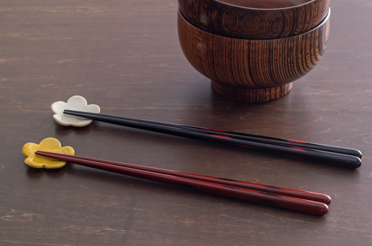 越前塗 研ぎ出し箸 黒 2,860円（税込）、越前塗 研ぎ出し箸 赤 2,860円（税込）