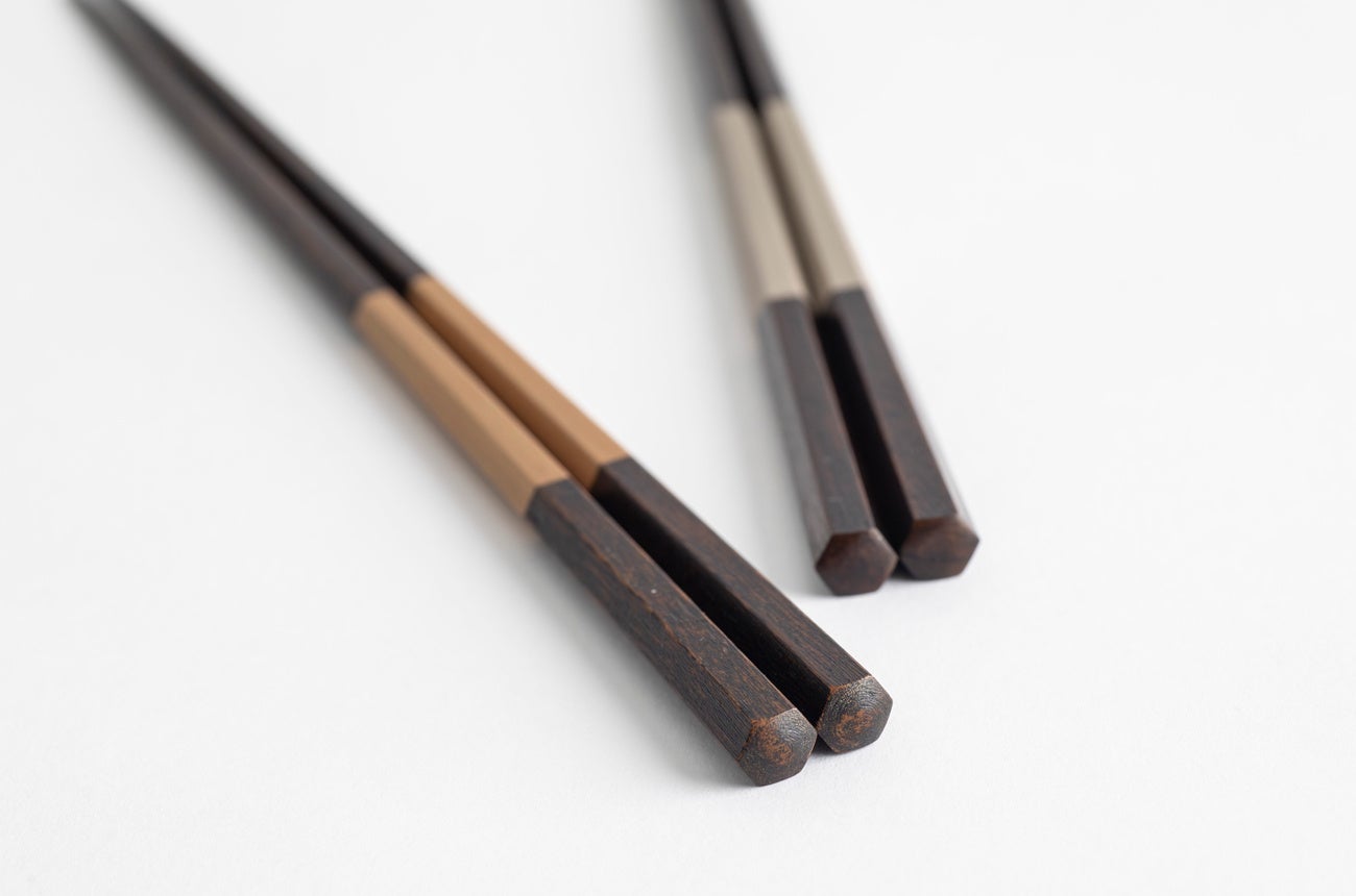 越前塗 六角帯箸 金 2,420円（税込）、越前塗 六角帯箸 銀 2,420円（税込）