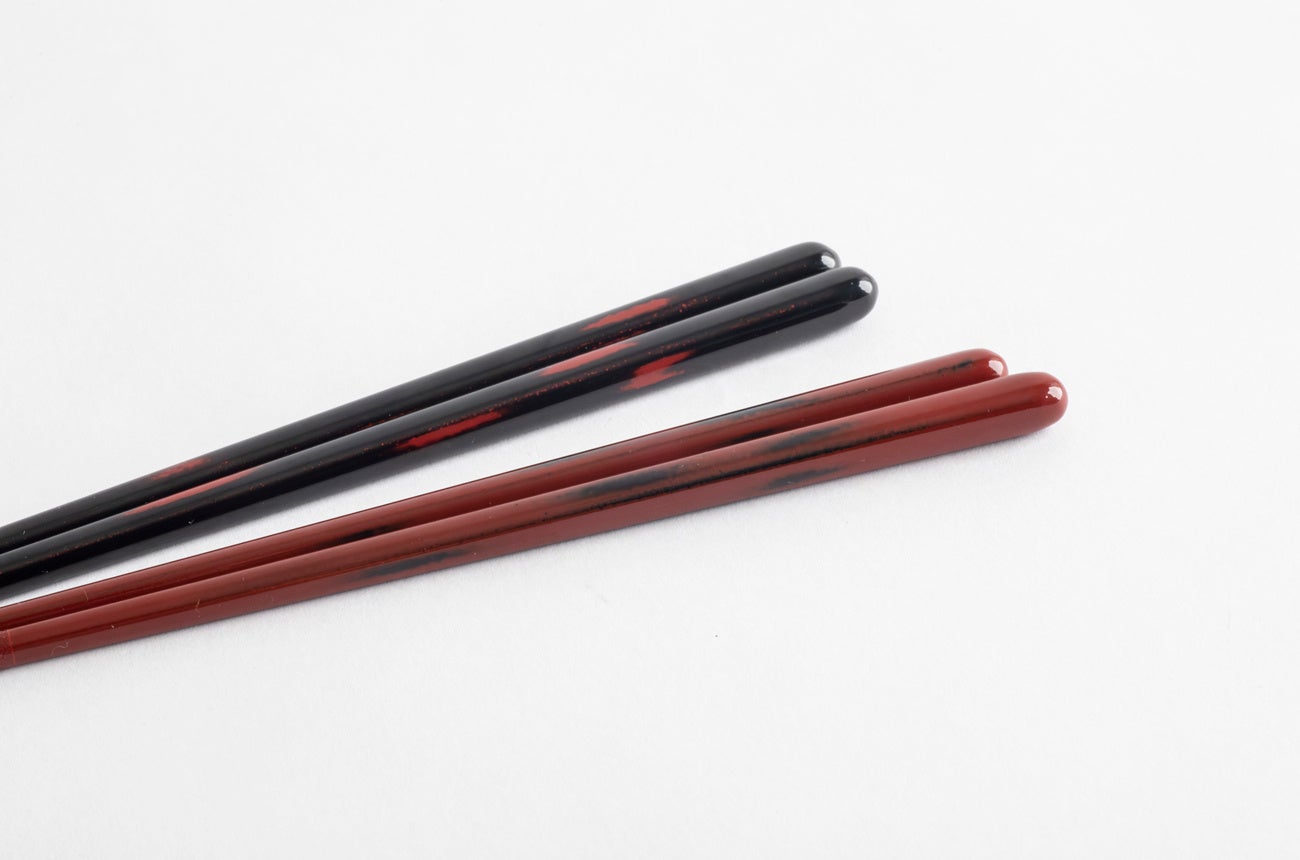 越前塗 研ぎ出し箸 黒 2,860円（税込）、越前塗 研ぎ出し箸 赤 2,860円（税込）