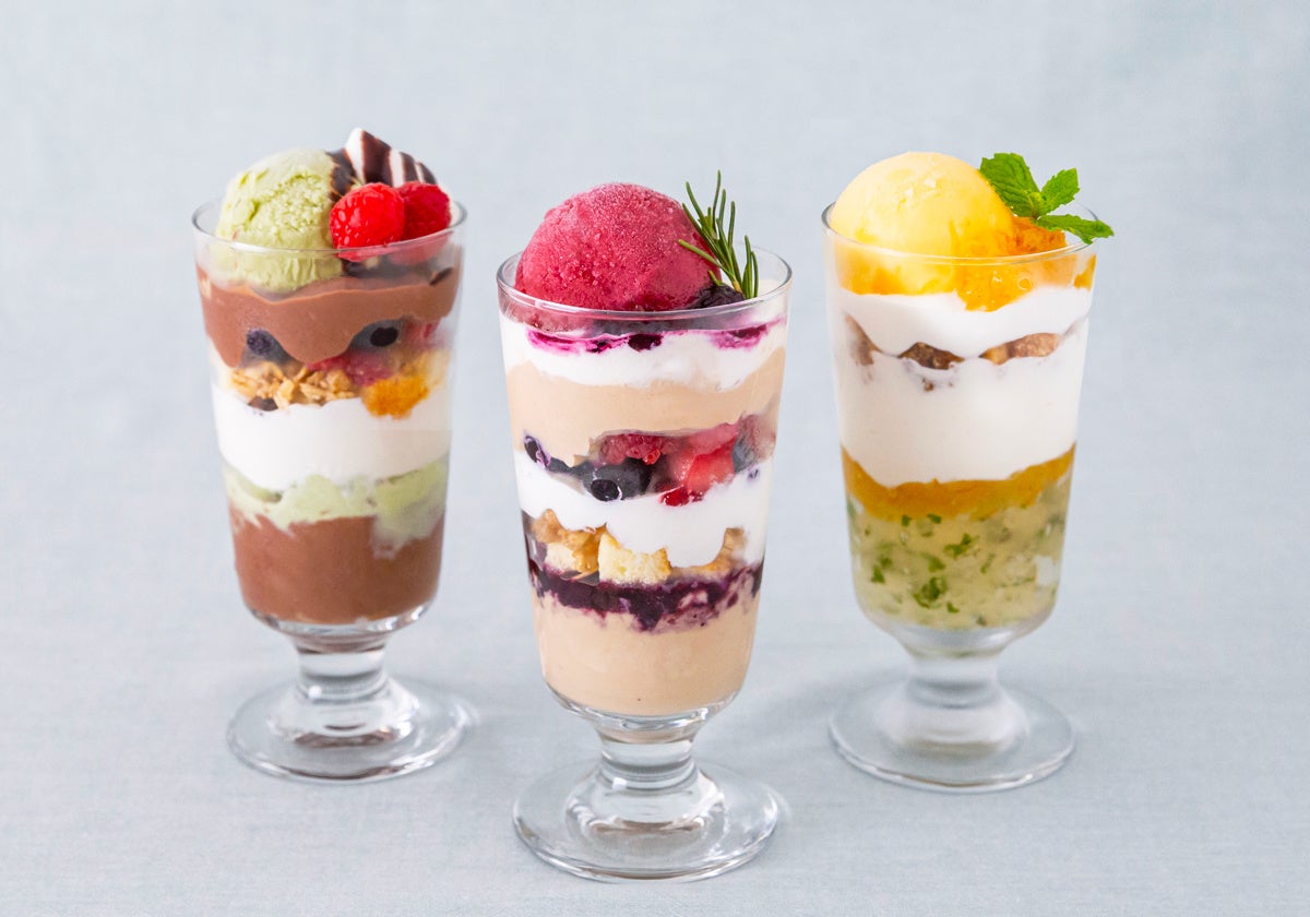 季節のパフェ(左から「「チョコレートとピスタチオのパフェ」「ミルクティーとブルーベリーのパフェ」「ゆずとフロマージュのパフェ」)
