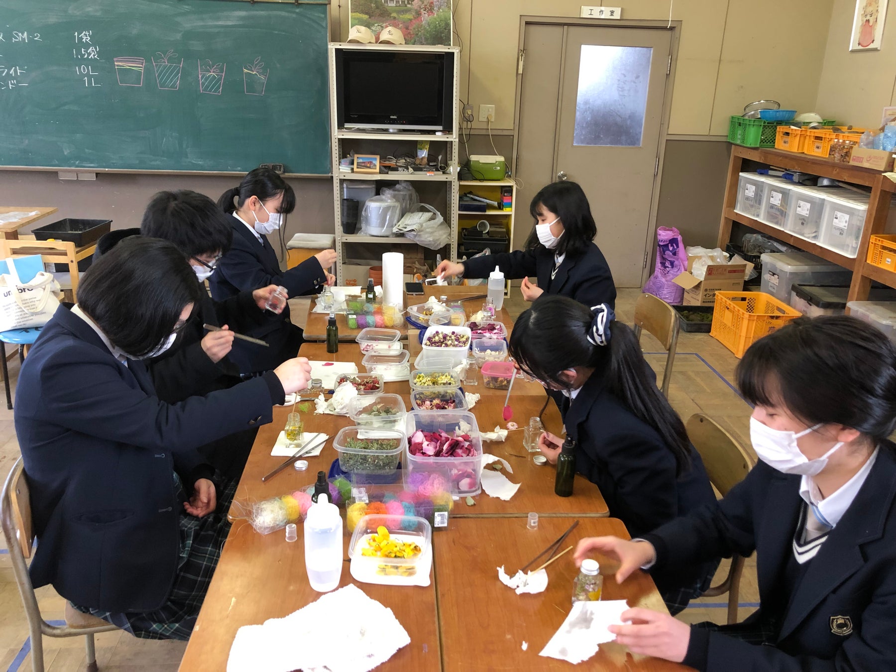 一つひとつ手作業でハーバリウムを作っている様子