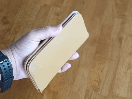 今、ネットで超バズってる「コーヒー豆からできたヴィーガンレザーの長 今、ネットで超バズってる「コーヒー豆からできたヴィーガンレザーの長