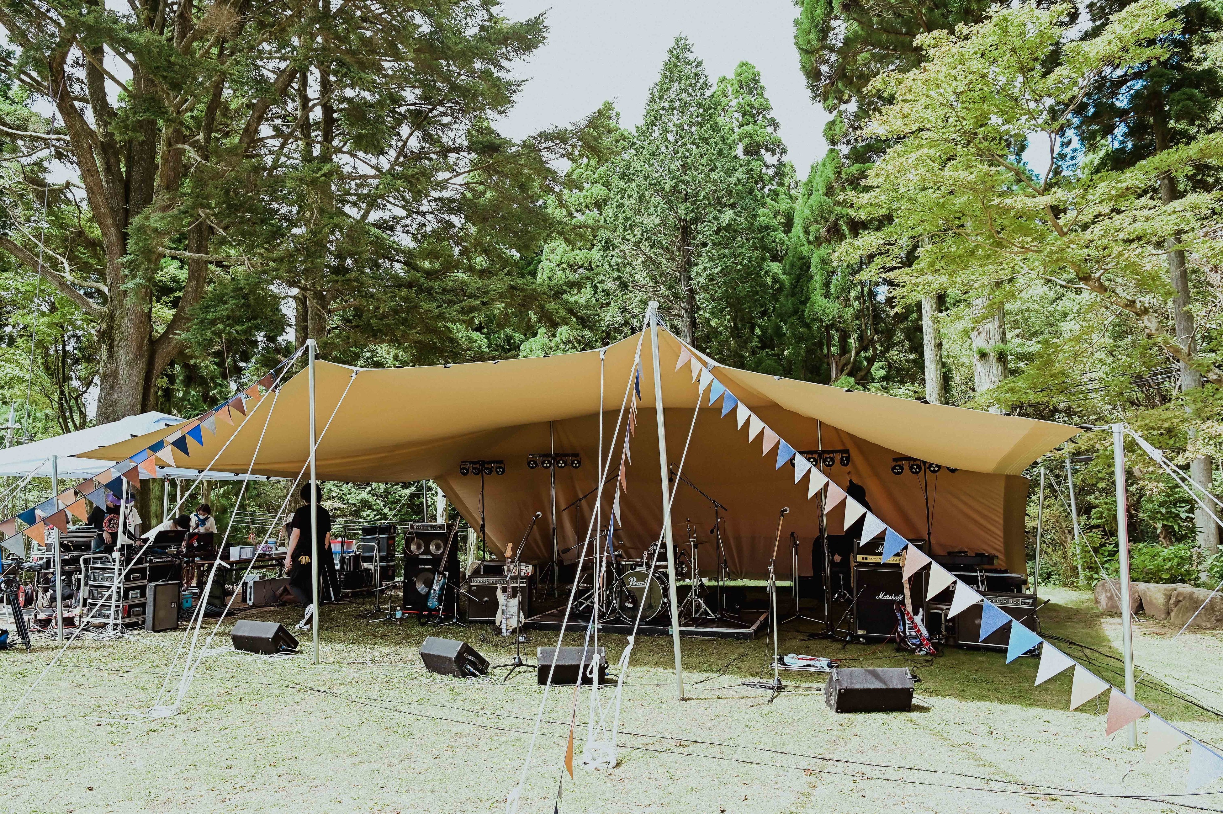 こちらは10m×10mですが、15m×8mの特大タープをご用意。ロッコーデーキャンプフェスティバル2021より。