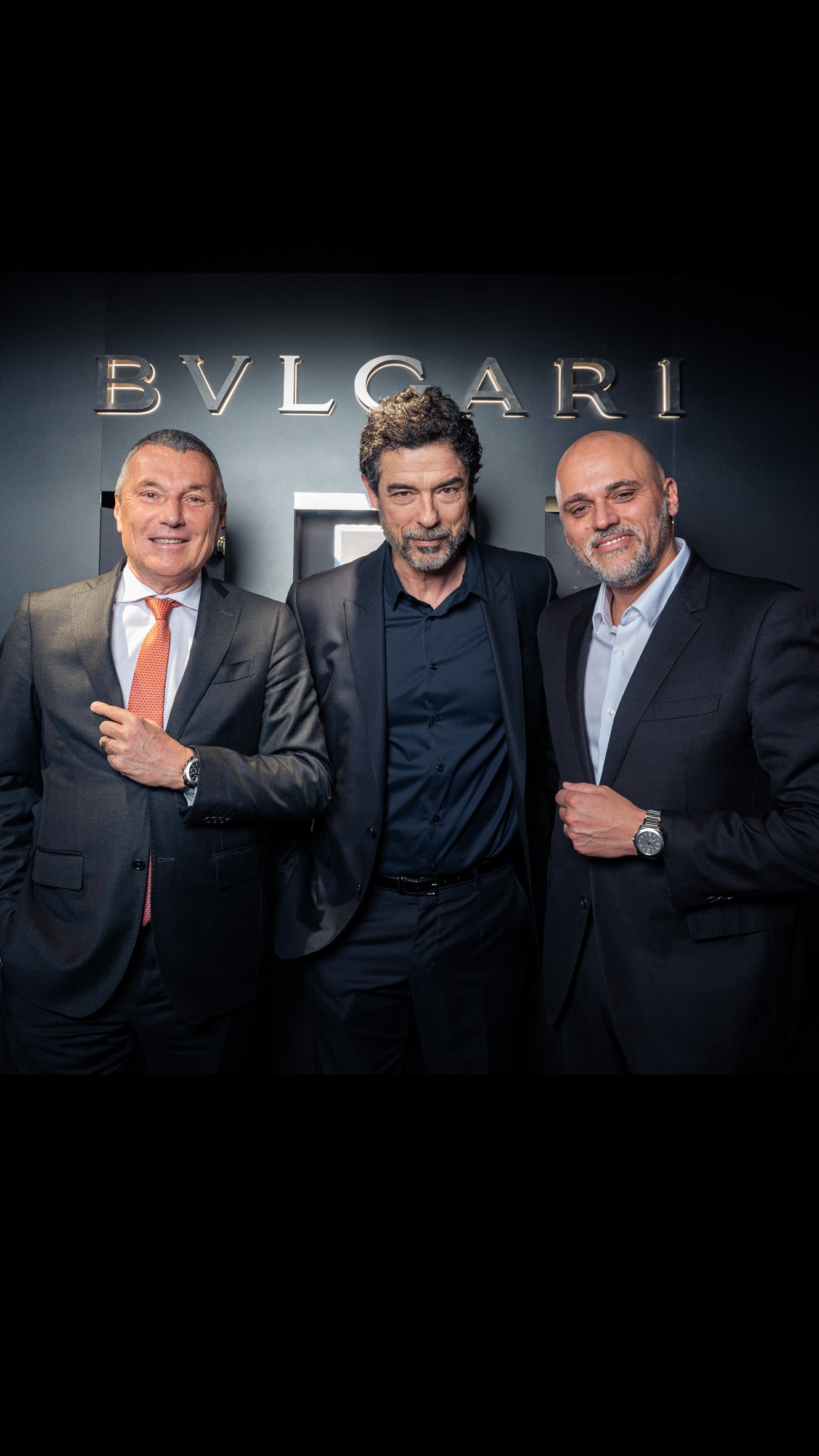 左よりブルガリ グループ CEOジャン-クリストフ・ババン、ブルガリ ウォッチ アンバサダーで俳優のアレッサンドロ・ガスマン、ブルガリ グループ ウォッチ部門 マネージング・ディレクター アントワーヌ・パン