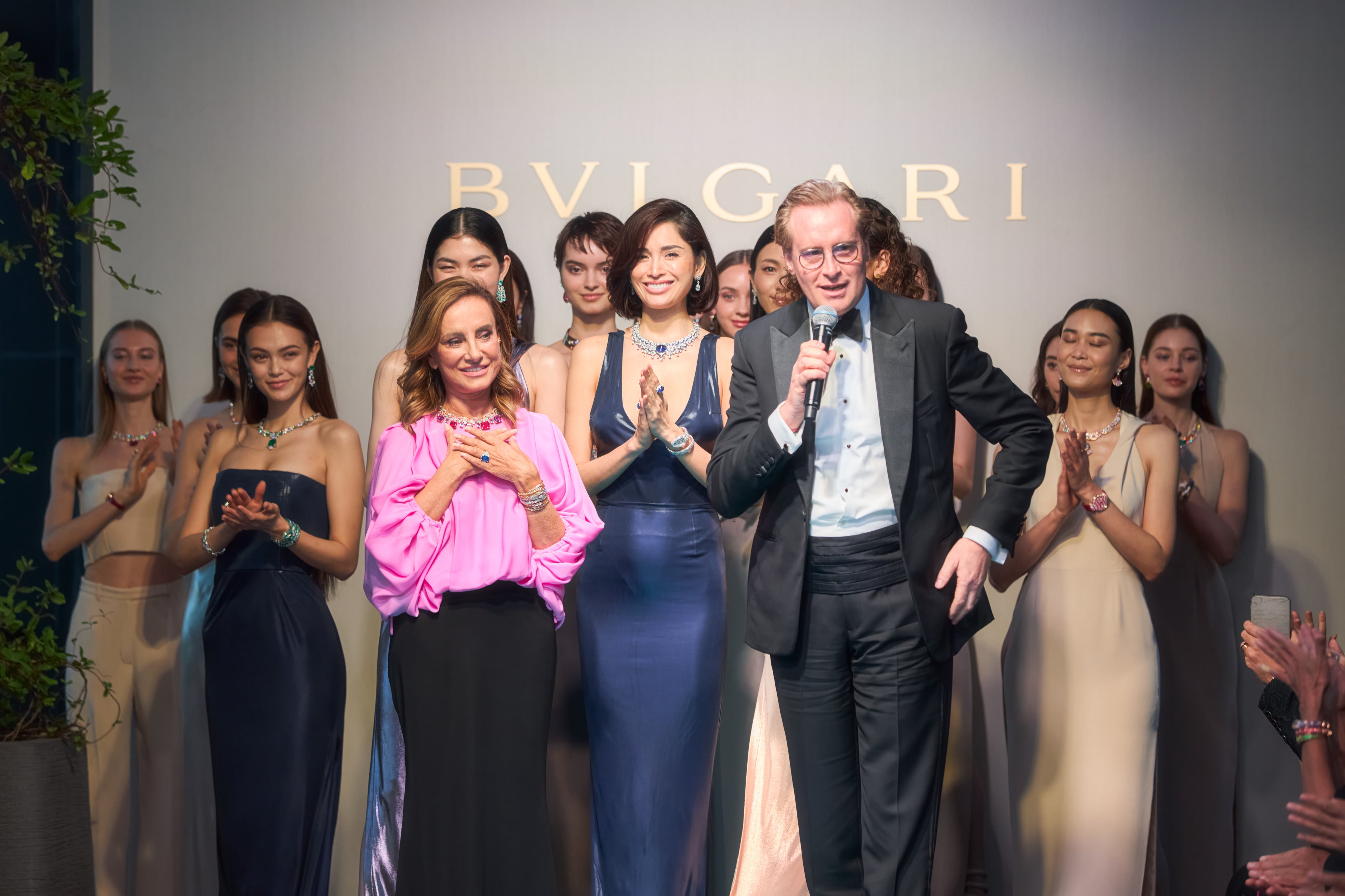 ブルガリ ジュエリー クリエイティブ ディレクター ルチア・シルヴェストリ、ブルガリ ジャパン 代表取締役社長 ヴィンセント・ライネスとショーのモデルたち