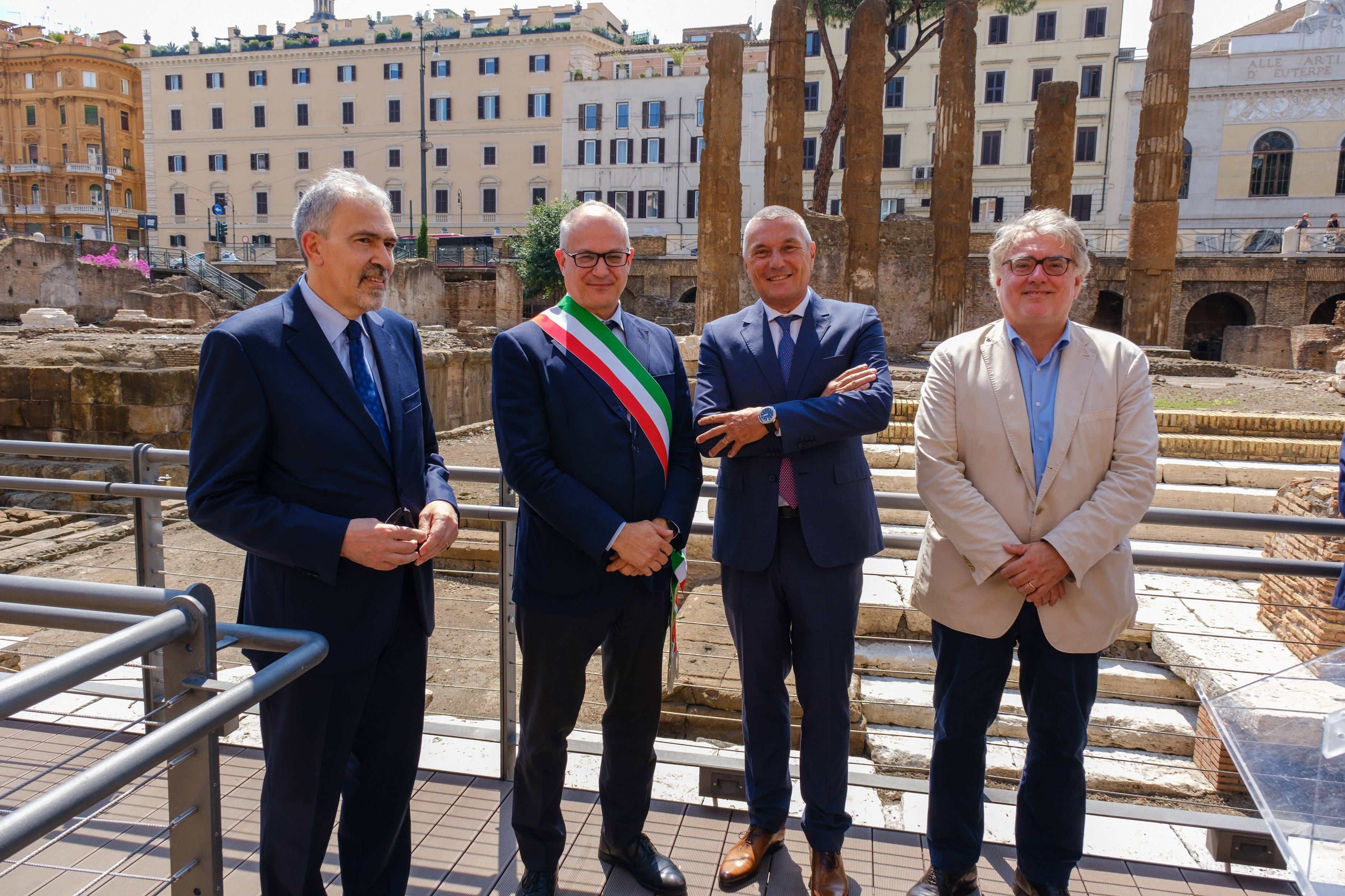 左から　監督官　クラウディオ・パリジ・プレッシェ、ローマ市長　ロベルト・グアルティエーリ、ブルガリ・グループCEO　ジャン‐クリストフ・ババン、ローマ市文化評議員　ミゲル・ゴトル