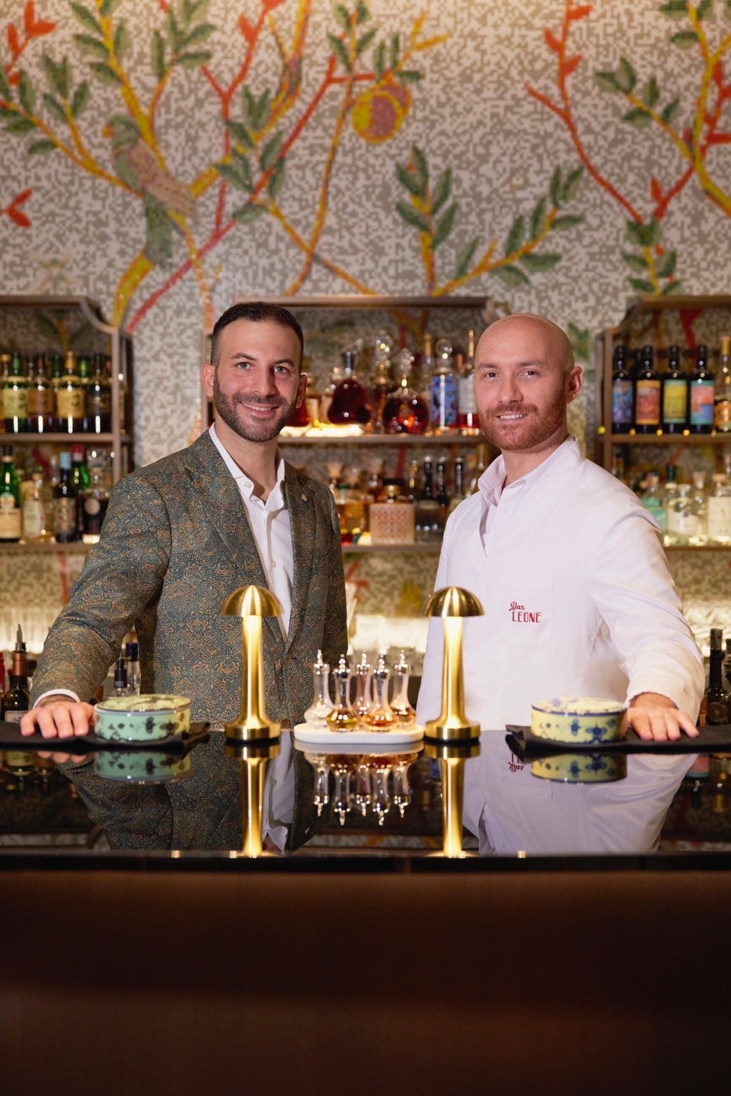 （右）ロレンツォ・アンティノーリ 「バー・レオーネ」 創業者　（左）アンドレア・ミナレッリ 「ブルガリ バー」 バー マネージャー