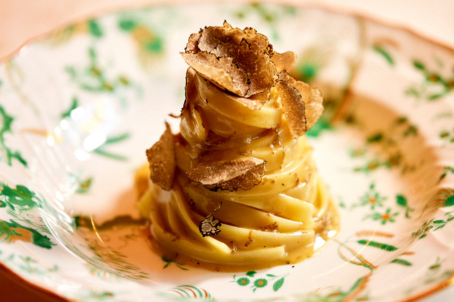 青森県産鴨のラグーのフェットゥチェッレ　パルメザンチーズと黒トリュフ