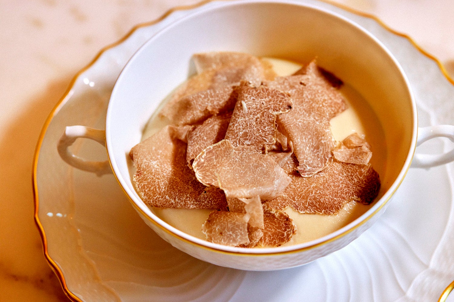 黒富士卵のポーチドエッグ　ポテトクリームと白トリュフ