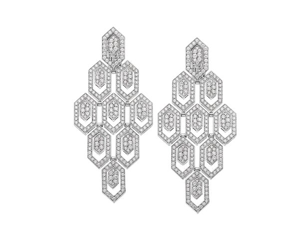 ジェシカ・アルバ、ミラノファッションウィークでブルガリのセルペンティイヤリングを身に着ける ジェシカ・アルバ、ミラノファッションウィークでブルガリのセルペンティイヤリングを身に着ける