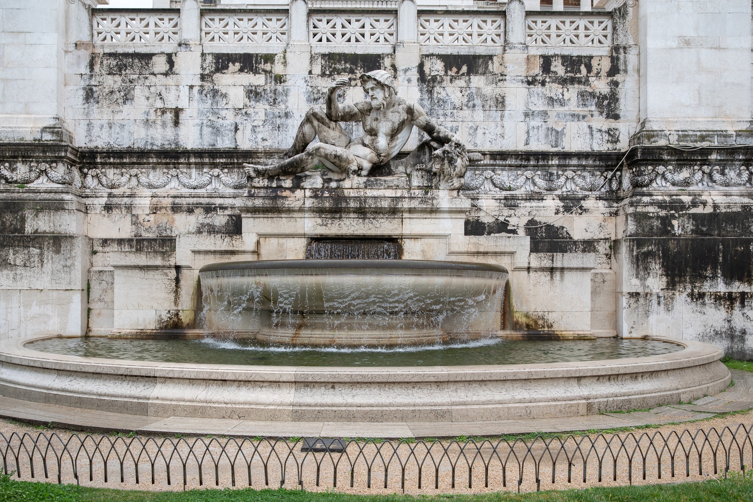 エミリオ・クアドレッリ作大理石彫刻「アドリア海」