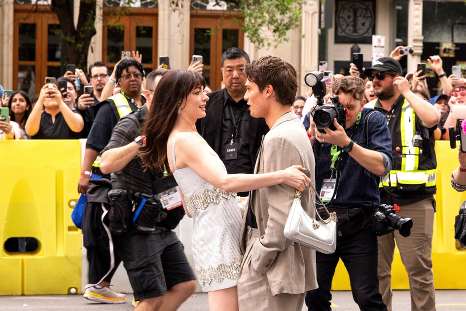 アン・ハサウェイ、ブルガリを身に纏いSXSW 2024でワールドプレミアに登場 アン・ハサウェイ、ブルガリを身に纏いSXSW 2024でワールドプレミアに登場