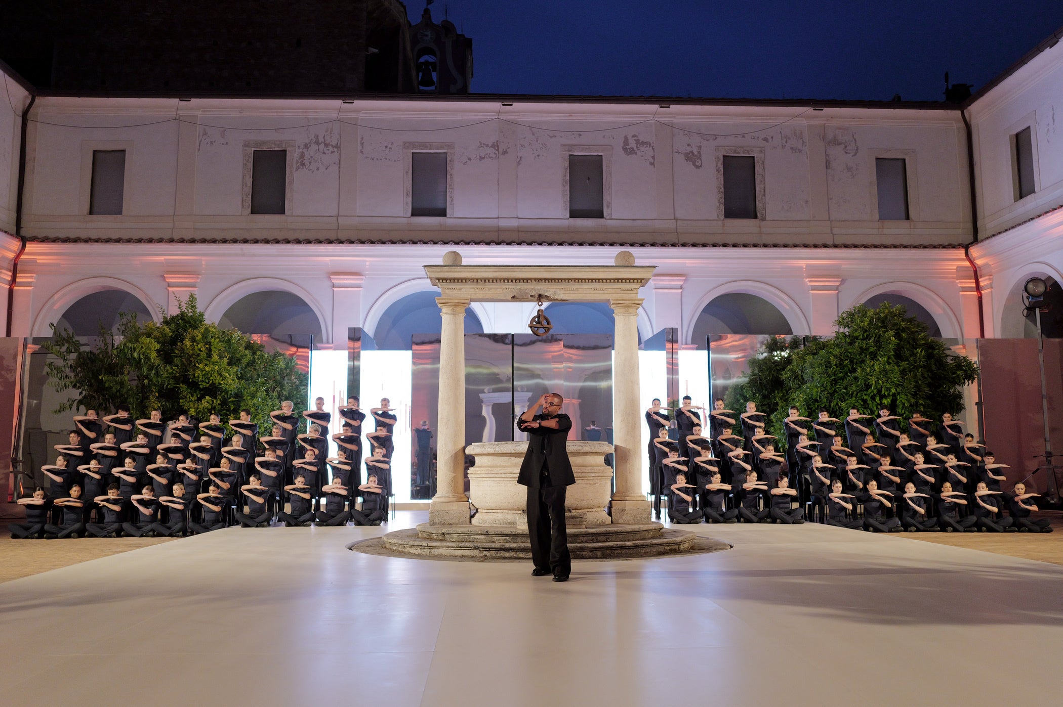 サデック・ベラバと80人のダンサーたち